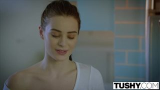 تدخل هذه امرأة سمراء مثيرة جدًا وشابة في دور العاهرة بسرعة كبيرة